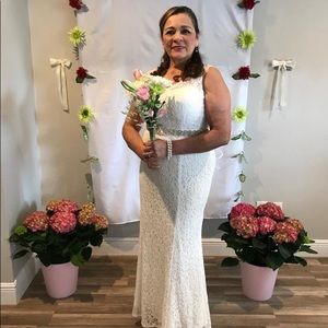 Beautiful gown/ wedding dress with veil included.